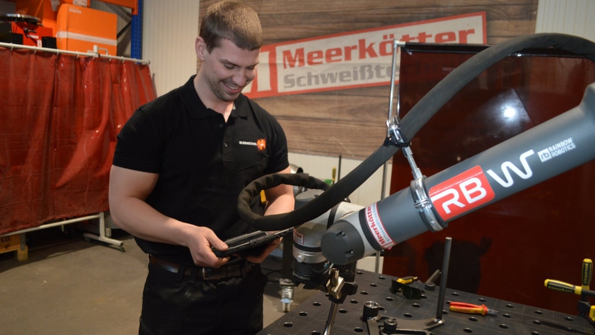 Techniker programmiert einen Schweißroboter